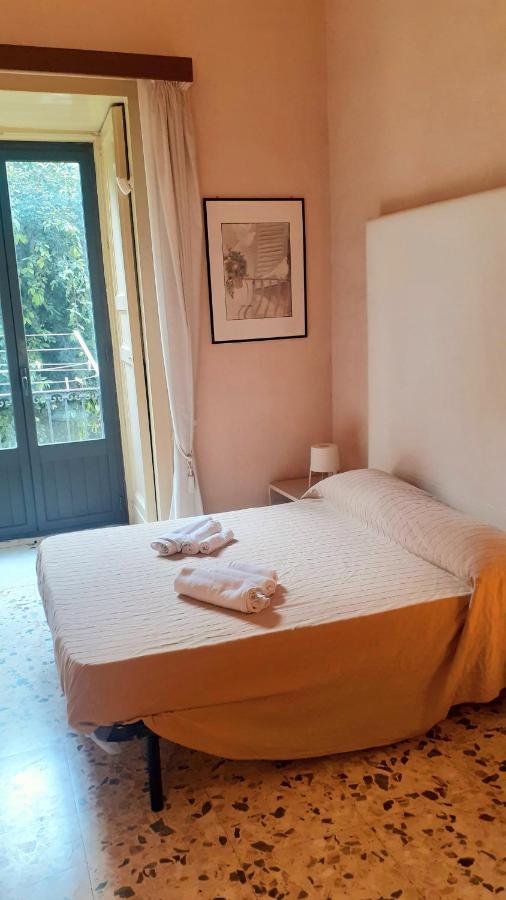 לינה וארוחת בוקר קטאניה Bed And Books Isabella מראה חיצוני תמונה
