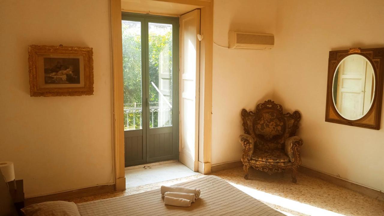 לינה וארוחת בוקר קטאניה Bed And Books Isabella מראה חיצוני תמונה