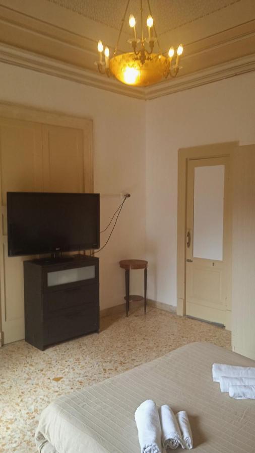 לינה וארוחת בוקר קטאניה Bed And Books Isabella מראה חיצוני תמונה