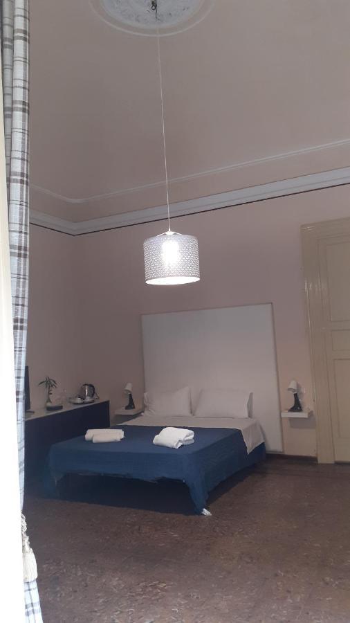 לינה וארוחת בוקר קטאניה Bed And Books Isabella מראה חיצוני תמונה
